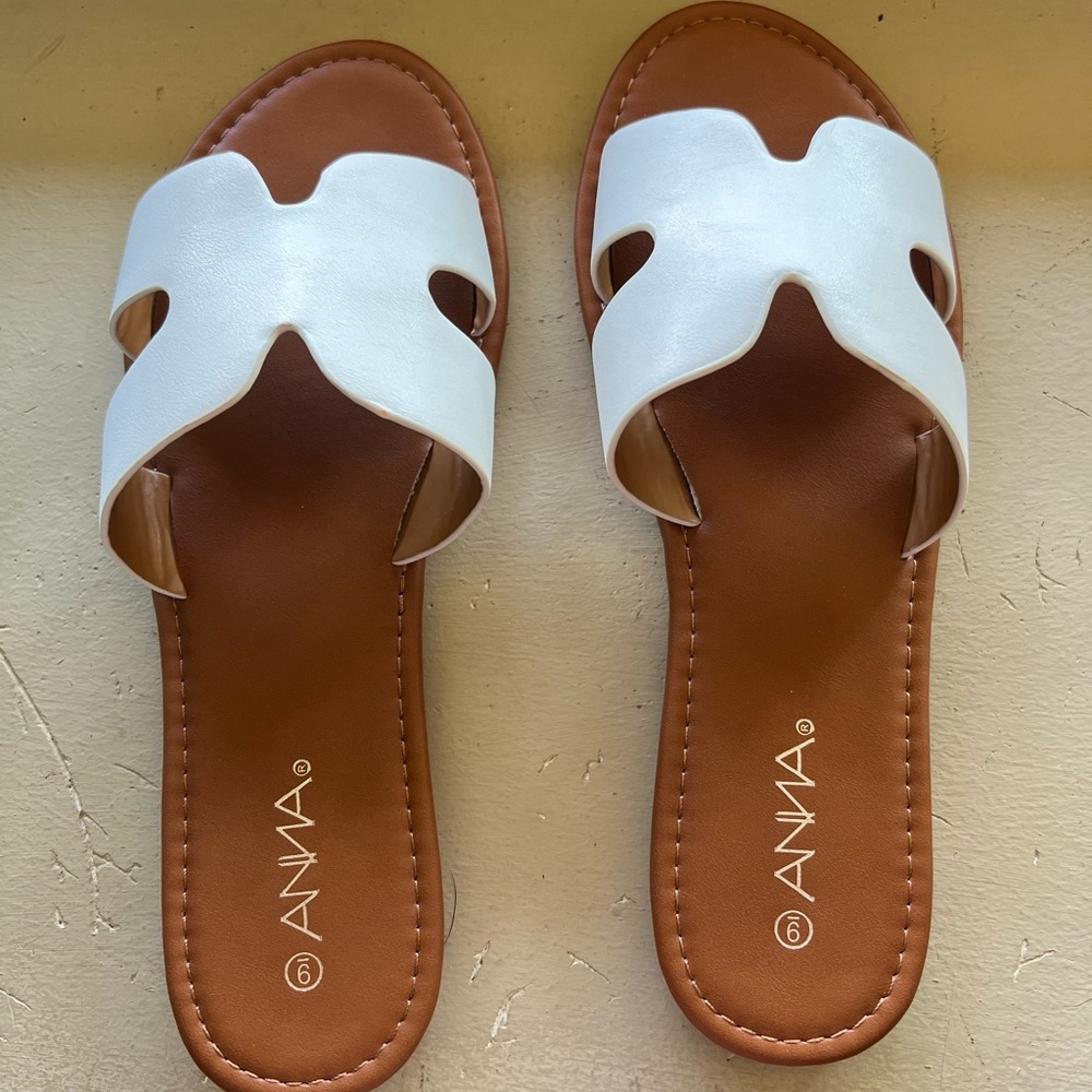 Anna LA “H” Slip on Sandals Size 9